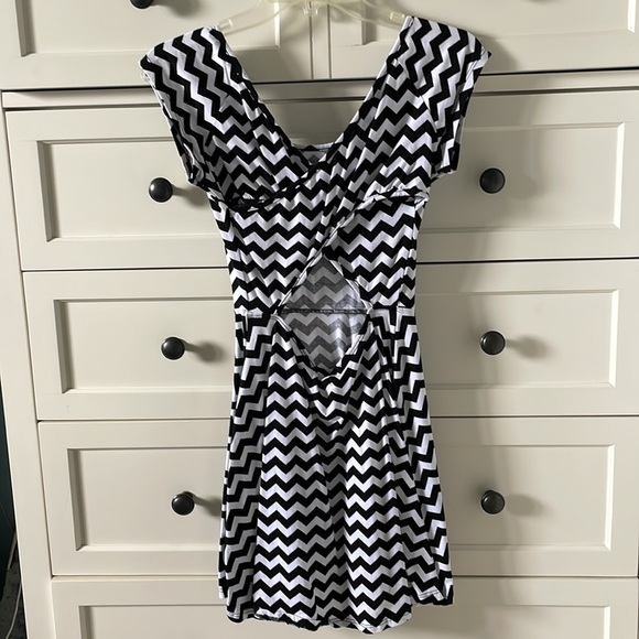 LA Hearts Women’s Black & White Chevron Skater Dress w/ Back Cut Out - Medium - Picture 2 of 5